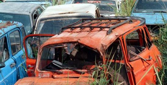 autos en abandono Carros abandonados, los cubre el moho y el olvido