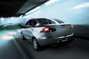 Mazda 2 Sedán plateado