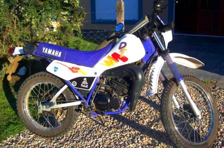 Yamaha DT 125 vista de perfil