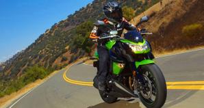 Kawasaki Z1000 puesta en accion