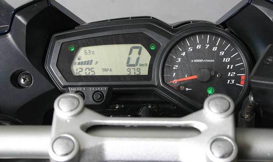 Yamaha Fazer 1 detalle panel instumentos