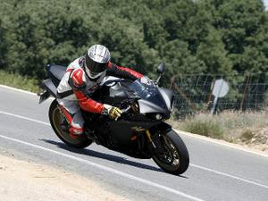 Yamaha YZF R1 wallpaper 11