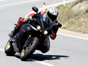 Yamaha YZF R1 wallpaper 9