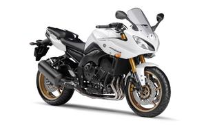 Yamaha Fazer 8 carenada blanca