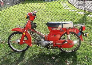 Honda C 70 roja