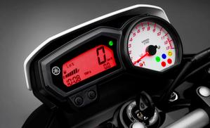 Yamaha Fazer 8 panel de control detalle