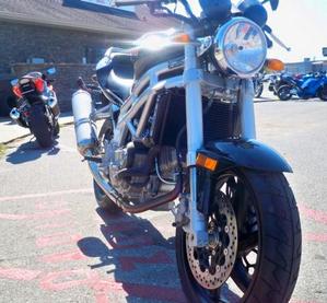 Unied Motors V2S 650 frontal derecho