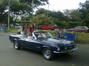 la feria de cali: y su desfile de carros antiguos, culmino.