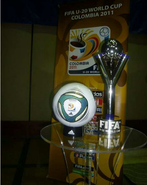 Trofeo y balon oficial de la copa mundial su 20 Colombia 2011