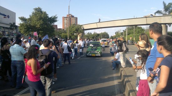 Se pudo observar con gran espectativa el desfile de los carros antiguos  en la feria de cali