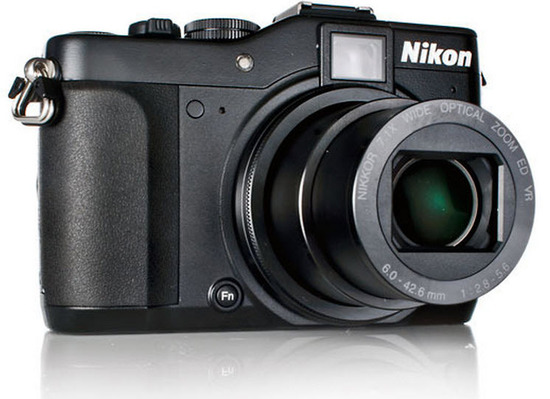 Nikon Coolpix P7000, Vista Frontal