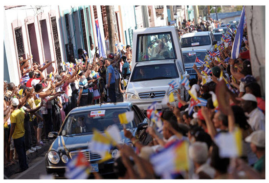 El Papa Benedicto lo llevan en un carro