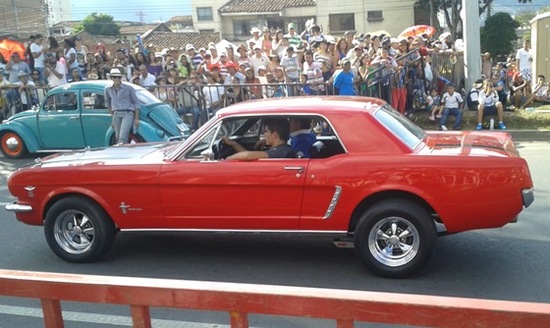 Desfile de carros antiguos feria de Cali 2014