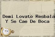 <b>Demi Lovato</b> Resbala Y Se Cae De Boca