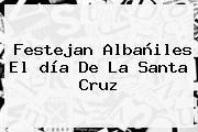 Festejan Albañiles El <b>día De La Santa Cruz</b>