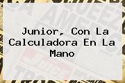 Ver junior con la calculadora en la mano <b>Junior</b>, Con La Calculadora En La Mano