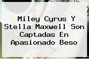 Miley Cyrus Y <b>Stella Maxwell</b> Son Captadas En Apasionado Beso